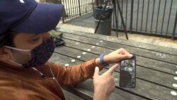 Ankur Chandra, 38 tahun, menunjukkan sejumlah situs web yang dipantaunya untuk mengetahui berita pandemi COVID-19 di India sambil menceritakan pengalaman ayahnya yang terkena penyakit itu, dalam wawancara di New York, 27 April 2021. (Foto: David Martin/AP