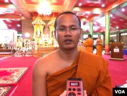 ព្រះ​តេជគុណ មឿន សុភ័ក្រ ប្រធាន​សមាគម​ខេមរនិស្សិត​នៃ​សាកល​វិទ្យាល័យ​មហាចុឡា​លុង​កន​រាជ​វិទ្យាល័យ​និមន្ត​ចូលរួម​ពិធី​បុណ្យ​ភ្ជុំ​បិណ្ឌ នៅ​វត្ត​ស៊ីសុដារ៉ាម ក្នុង​ទីក្រុង​បាងកក នៅ​ថ្ងៃទី​២២​ ខែ​កញ្ញា ឆ្នាំ​២០១៩។ (កាន់ វិច្ឆិកា/VOA)