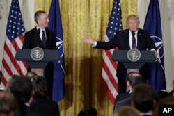 도널드 트럼프(오른쪽) 대통령이 지난 4월 백악관에서 옌스 스톨텐베르크 북대서양조약기구(NATO· 나토) 사무총장과 회담 후 공동기자회견을 진행하고 있다.