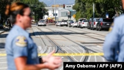 មន្ត្រី​ប៉ូលិស​​​ពិភាក្សា​នៅ​កន្លែង​កើត​ហេតុ​នៃ​ការ​បាញ់​ស្លាប់​មនុស្ស​៩​នាក់​នៅ​កន្លែង​ជួសជុល​រថភ្លើង​មួយ​នៅ​ក្រុង San Jose រដ្ឋ California កាល​ពី​ថ្ងៃ​ទី​២៦ ខែ​ឧសភា ឆ្នាំ​២០២១។