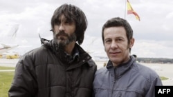 시리아에 6개월간 억류됐다가 30일 스페인으로 돌아온 '엘 문도' 특파원 하비에르 에스피노사(오른족)와 사진기자 리카르도 가르시아 빌라노바.