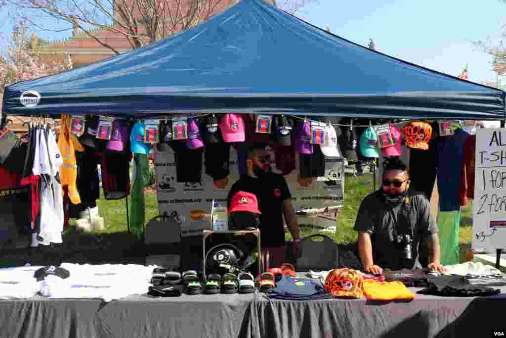 ម៉ូត​សម្លៀក​បំពាក់​ទាន់​សម័យ​ដាក់​លក់​នៅ​ក្នុង​វត្ត។ (ចាប ចិត្រា/VOA)