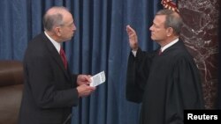 Predsedavajući sudija Vrhovnog suda Džon Roberts polaže zakletvu pred Senatom u nastavku procesa opoziva Donalda Trampa