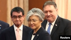 U.S. Secretary of State Mike Pompeo meets with South Korean Foreign Minister Kang Kyung-wha and Japanese Foreign Minister Taro Kono at the Foreign Ministry in Seoul, South Korea, June 14, 2018. (Chung Sung-Jun/Pool via REUTERS)