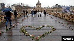 Bunga-bunga mawar ditempatkan di Pont des Arts di atas Sungai Seine, sebagai bagian dari kampanye perayaan Hari Kasih Sayang (Valentine's Day) di Paris, 14 Februari 2014.