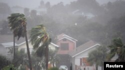 La pluie s’abat sur des maisons lors du passage de l'ouragan Matthew sur Daytona Beach, Floride, États-Unis, 7 octobre 2016. 