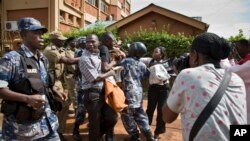 Abamenyeshamakuru hamwe n'abaharanira agateka ka muntu barwana n'igiporisi i Kampala, muri Uganda, 