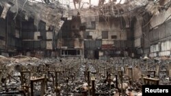 Dvorana srednje škole Eliot Arts Magnet leži u ruševinama nakon što su šumski požari zahvatili Altadenu, Kalifornija, 9. siječnja 2025.