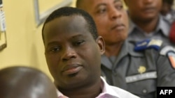 Le commandant ivoirien Jean-Noël Abehi, ancien chef de la gendarmerie, au premier plan, dans une salle d'audience du quartier général de l'armée dans le quartier du Plateau, le jour de son procès, avec huit officiers ivoiriens, à Abidjan, le 4 juin 2015. (AFP PHOTO/ Sia Kambou)