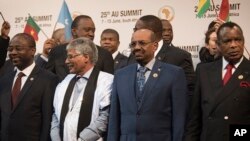  Sudanese president Omar al-Bashir, right, stands with other African leaders during a photo op at the AU summit in Johannesburg, June 14 2015. 