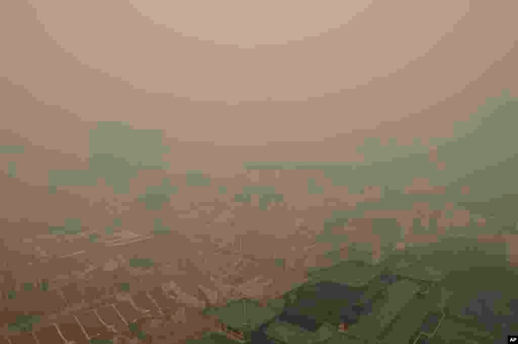 Langit di distrik bisnis utama Singapura tertutup kabut asap tebal (21/6). (AP/Joseph Nair)