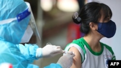 27일 베트남 호치민시티에서 화이자 신종 코로나바이러스 백신을 접종하고 있다.