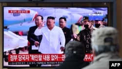 Penayangan berita tentang Pemimpin Korea Utara, Kim Jong-un yang ditayangkan di televisi di stasiun kereta api Seoul, 21 April 2020. (Foto: dok).