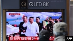 មនុស្សម្នា​មើល​កម្មវិធី​ព័ត៌មាន​ទូរទស្សន៍​ដែល​បង្ហាញ​វីដេអូ​របស់​លោក Kim Jong Un នៅ​ស្ថានីយ​រថភ្លើង​នៅ​ក្នុង​ក្រុង​សេអ៊ូល កាលពី​ថ្ងៃទី២១ ខែមេសា ឆ្នាំ២០២០។