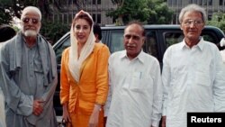 رسول بخش پلیجو (بائیں جانب) کی یکم اگست 1998ء کو کراچی پریس کلب میں لی گئی ایک تصویر جس میں وہ سابق وزیرِ اعظم بے نظیر بھٹو اور بزرگ سیاست دان اجمل خٹک کے ہمراہ پریس کانفرنس کے لیے آرہے ہیں۔