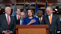 Ketua DPR AS Nancy Pelosi, Pemimpin Minoritas Senat AS Chuck Schumer, dan beberapa pemimpin Kongres lainnya memberikan keterangan kepada pers di Gedung Capitol, Washington, D.C., seusai pertemuan dengan Presiden Trump, 22 Mei 2019.