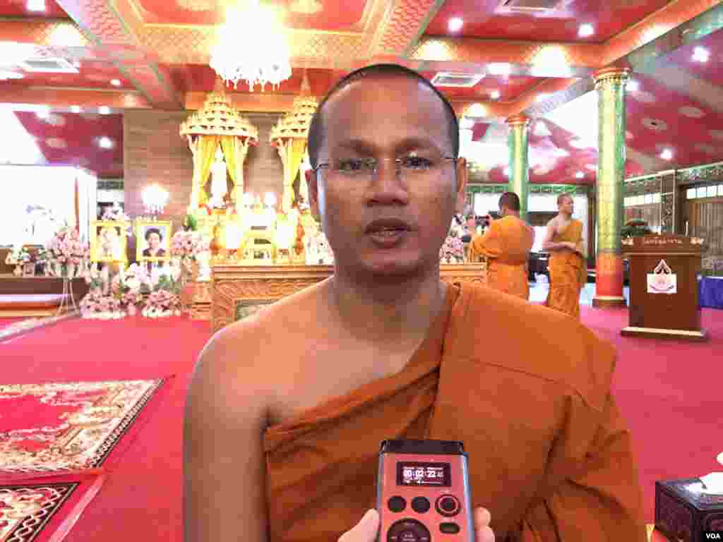 ព្រះ​តេជគុណ មឿន សុភ័ក្រ ប្រធាន​សមាគម​ខេមរនិស្សិត​នៃ​សាកល​វិទ្យាល័យ​មហាចុឡា​លុង​កន​រាជ​វិទ្យាល័យ​និមន្ត​ចូលរួម​ពិធី​បុណ្យ​ភ្ជុំ​បិណ្ឌ នៅ​វត្ត​ស៊ីសុដារ៉ាម ក្នុង​ទីក្រុង​បាងកក នៅ​ថ្ងៃទី​២២​ ខែ​កញ្ញា ឆ្នាំ​២០១៩។ (កាន់ វិច្ឆិកា/VOA)