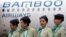 Phi hành đoàn của hãng hàng không Bamboo Airways trước một chuyến bay tại sân bay Nội Bài ở Hà Nội hôm 16/1/2019. Hãng chuẩn bị ký kết thoả thuận trị giá 2 tỷ USD mua động cơ của tập đoàn GE của Mỹ.