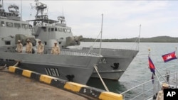 Anggota pasukan Vavy Kamboja berdiri di atas kapal Angkatan Laut di Pangkalan Angkatan Laut Ream di Sihanoukville, barat daya Phnom Penh, Kamboja pada 26 Juli 2019. (Foto: AP)