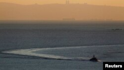 Un navire de la marine israélienne navigue dans la mer Méditerranée près de la frontière avec le Liban, le 16 décembre 2013.