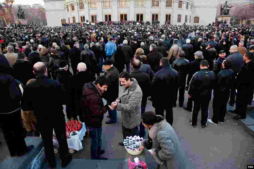 Protesters at Yerevan&#39;s Freedom Square the day that official results were announced, Feb. 20, 2013. (V. Undritz/VOA)