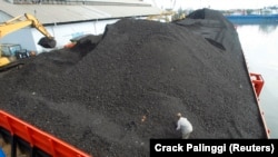 Tempat berlabuh tongkang batu bara terlihat di Pelabuhan Tanjung Priok, Jakarta 26, 2011. (Foto: REUTERS/Crack Palinggi)