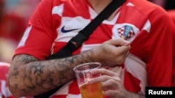 Navijač Hrvatske unosi Badvajzerovo bezalkoholno pivo na stadion pred meč Hrvatska-Maroko, 23. novembra 2022. 