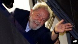 Mantan Presiden Brazil, Luiz Inacio “Lula” da Silva melambaikan tangan kepada para pendukungan di depan markas serikat pekerja logam di Sao Bernardo do Campo, Brazil, 5 April 2018 (foto: AP Photo/Nelson Antoine)