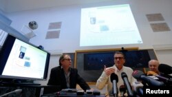 Patric Magnin (kanan) direktur forensik dan Francois Bochud, direktur fisika radiasi (tengah) RS Univ. Lausanne, berbicara dalam konferensi pers mengenai hasil tes terhadap jasad mendiang Arafat, 7/11/2013.