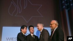 លោក​ Yukio Okamoto អតីត​អ្នក​ប្រឹក្សា​ពិសេស​ដល់​នាយក​រដ្ឋមន្រ្តី​ និង​លោក​ Hikaru Kimura មន្រ្តី​ប្រតិបត្តិ​ជាន់​ខ្ពស់​ក្រុមហ៊ុន Mitsubishi បាន​សុំ​ទោស​និង​ចាប់​ដៃ​អតីត​ឈ្លើយ​សឹក​សង្រ្គាម​ លោក​ James Murphy កាល​ពី​ថ្ងៃ​ទី​១៩​ ខែ​កក្កដា​ ឆ្នាំ​២០១៥។​