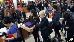 Toko-toko konvensional di Amerika harus mencari cara untuk bersaing dengan toko daring. (Foto: Dok)