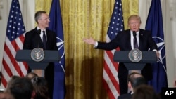 Presiden AS Donald Trump dan Sekjen NATO Jens Stoltenberg saat konferensi pers di Gedung Putih Washington, April 12, 2017. (AP)