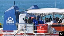 Kapal 'Sea Watch' yang membawa 47 migran ketika memasuki pelabuhan Catania, Italia selatan (foto: dok).