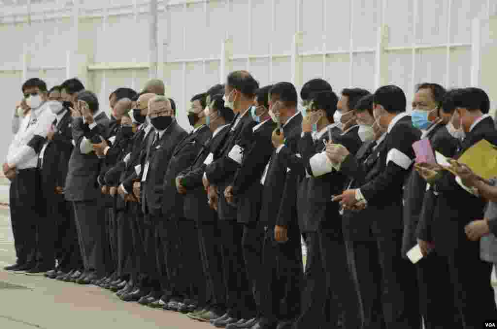 មន្ត្រី​រង់​ចាំ​ការ​យាង​ដង្ហែ​ព្រះសព​សម្តេច​ក្រុមព្រះ​ នរោត្តម​ រណឫទ្ធិ​ ដែល​ត្រូវ​បាន​ដឹក​មក​ដល់​ព្រលាន​យន្តហោះ​អន្តរជាតិ​ភ្នំពេញ នៅថ្ងៃ​អាទិត្យ​ទី​៥​ ខែធ្នូ​ ឆ្នាំ​២០២១។​ (ហ៊ាន សុជាតា/វីអូអេ​)