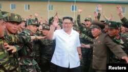 Pemimpin Korea Utara Kim Jong Un memeriksa pasukan Tentara Rakyat Korea dari Unit 1524, yang dirilis oleh kantor berita resmi Korea Utara, KCNA, 20 Juni 2018.