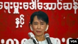Pemimpin Partai Liga Nasional untuk Demokrasi (NLD) Burma, Aung San Suu Kyi, berpidato di Rangoon, Selasa (2/8).