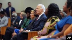 Predsjednik Joe Biden, prva dama Jill Biden i James Clyburn (demokrata Južne Karoline) prisustvuju službi u Kraljevskoj misionarskoj baptističkoj crkvi u Sjevernom Charlestonu, 19. januara 2025.