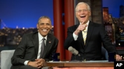 David Letterman (kanan) saat mewawancarai tamunya, Presiden AS Barack Obama dalam acara talk show “Late Show with David Letterman” (foto: dok).