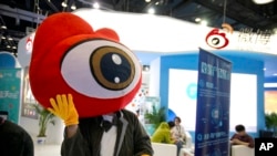 资料照：北京举行的全球移动互联网大会上的新浪微博的展台。（2017年4月27日）