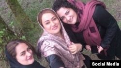 آتنا دائمی(راست) و خواهرانش