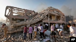 14일 발생한 차량폭탄 사건 현장에서 주민들이 생존자를 찾고 있다.