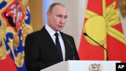 Presiden Rusia Vladimir Putin menyerukan warga Rusia untuk saling memperhatikan dan mendamaikan satu sama lain pada tahun baru ini.