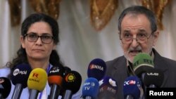 Ilham Ahmed dan Riad Darar, jajaran pimpinan Dewan Demokrat Suriah (SDC) dalam pertemuan ketiga di Tabqa, Suriah, 16 Juli 2018. (Foto: dok).