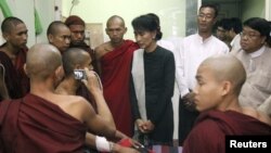 Bà Suu Kyi tới thăm một nhà sư bị thương trong cuộc tấn công của cảnh sát và hiện các nhà sư bị thương đang được điều trị tại một bệnh viện ở Monywa, 29/11/2012. (REUTERS/Stringer)