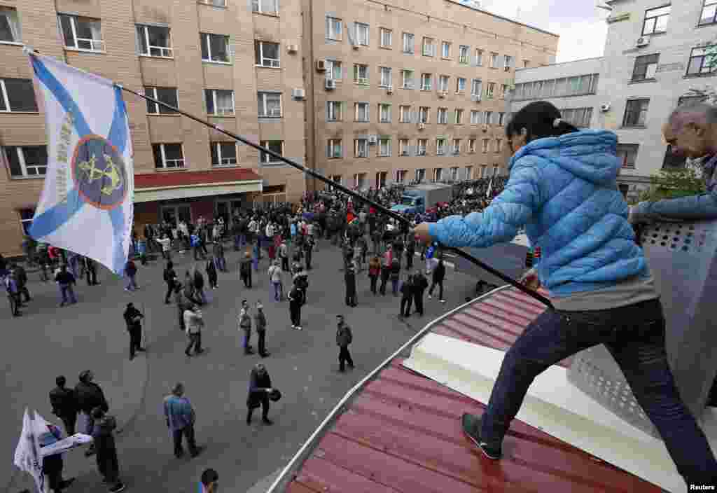 Pro-Russian supporters gather outside the regional government headquarters in Luhansk, Ukraine, April 29, 2014.
