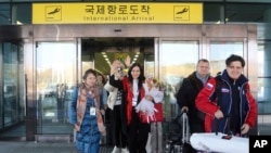 Sekelompok wisatawan Rusia, kemungkinan besar wisatawan asing pertama dari negara mana pun yang memasuki Korea Utara sejak pandemi, tiba di Bandara Internasional Pyongyang di Pyongyang, Korea Utara, 9 Februari 2024. (Foto: Cha Song Ho/AP Photo)