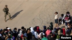 미국 텍사스 주방위군 병사(왼쪽)가 멕시코 국경 지대 '리오 브라보' 에서 경계 근무를 하고 있다. (자료사진) 