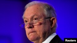 រូបភាពឯកសារ៖ លោក​មេធាវី​ Jeff Sessions ថ្លែង​នៅ​ក្នុង​សន្និសីទ​សមាគម​ប៉ូលិស​ជាតិ​កាលពី​ថ្ងៃទី​១២ កុម្ភៈ ២០១៨ រដ្ឋធានី​វ៉ាស៊ីនតោន។