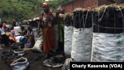 Marché de charbons de bois à Saké, à 30 km à l'ouest de Goma, le 12 décembre 2016. (VOA/Charly Kasereka)