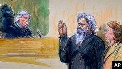 Gambar pembacaan dakwaan terhadap tersangka teroris Ahmed Abu Khatallah (kanan) didampingi pengacaranya Michelle Peterson (28/6). 